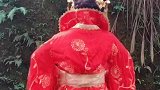 有时候一个眼神就是一场戏，姑娘转身时的样子，希望不要吓到你