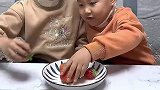 哥哥和弟弟分五个草莓，最后弟弟的动作很让人感动