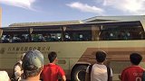 中超-17赛季-上港球迷骑小黄车静候国安大巴 奥古斯托车上努力观望-新闻
