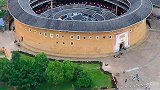 福建一座几百年历史的土楼，上千人住在一起，古人太有智慧了！