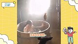 洗澡戏竟是这样拍的！女星穿衣坐桶里，男星搞笑上演“浑水摸鱼”