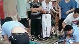 搞笑系列：一男子醉酒后当街闹事，还和保安打了起来