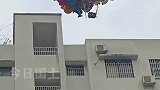 卖气球老爷爷钱包被气球带飞，无奈一路跑着追赶