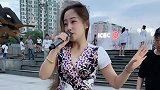 风中，美女翻唱《英雄泪》，不愧是网红，走到哪唱到哪