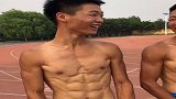 体育生的八块腹肌：都是青春啊