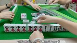 四川麻将：两坎在手，天下我有！小姐姐想胡大牌，该怎么打？