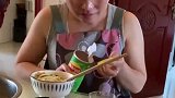 儿子用薯片筒装鲜花和耳环，给妈妈送惊喜