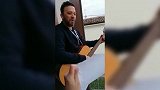 有爱！尤文球迷阳台开“演唱会” 高唱队歌邻居疯狂夸赞