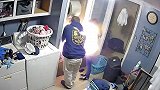 美国：男子带女儿检查火炉时发生爆炸，监控拍下吓人一幕