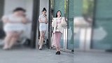街拍：粉红色长袖上衣搭配宽松阔腿裤，素雅清纯