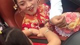 小姨坐上婚车之后，小侄女却不让她走，这一幕太扎心了！