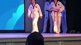 高校跆拳道表演中，男生如此配合引来欢呼一片