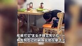 女子带狗进饭店吃饭，用公共餐勺在桌子下喂狗，拍摄者：商家就说了句没素质