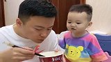 萌宝：我吃一口就好了，爸爸！