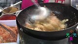 五块钱一个的孜然肉夹馍，肉必须现炒，大叔二十分钟卖十三个