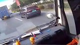 新能源车强行加塞，大货车丝毫不让