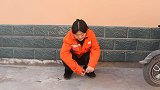 短剧：女孩无奈卖身葬父，董事长见后伸出援手，五年后好报来了
