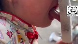 宝宝吃冰棒被粘住舌头，边吃边舔，边哭边舔