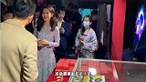 还是清纯！章泽天被偶遇生图曝光造型清纯可人收礼后笑容甜