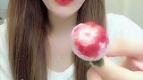 小姐姐吃冰冻草莓，这咯嘣脆的声音真想咬一口
