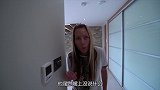 爸爸为阻止女儿约会，在她头上狂挤沐浴露，气得女儿想打人