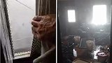 美国：飓风来袭！男子开窗拍摄外面狂风暴雨的场景