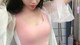 包臀裙搭配非常感性，整体上完美的将美女的身材展现出来