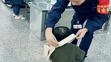 两岁的小女孩过安检，安检员连孩子也不放过，肯定是看着人家可爱