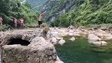 还是农村的夏天最舒服,这样玩水看着就刺激，就是有点危险