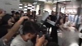 刘涛呢大衣上身捂得汗直流网友涛姐太敬业