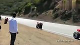 美国摩托车主把追捕交警成功骗过弯道，路边机车手都笑了