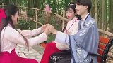 汉服小姐姐街上看到小哥哥，接下来的动作，真是太霸气了！