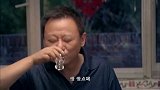 大叔喝酒一口闷了，直接睡倒在床上