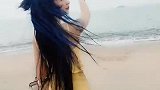 小姐姐和鬼魅沙滩上的自拍，秀发随风而动真美