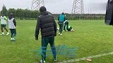 斯帕吉奇参与国安合练 抢圈时被球重重砸在脸上