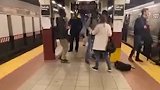 纽约拥挤地铁站内 女子被暴徒撞击摔到了火车上
