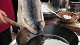 农村大厨教你怎么做鱼，旁边围满了学徒，看着就很有食欲！