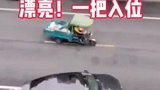 男子四次没倒车倒进车位，扫地阿姨：让我来