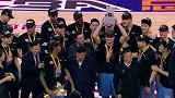 CBA-1617赛季-季后赛-决赛-第4场-姚明现身总决赛现场为新疆队颁发至尊鼎-花絮