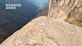 玩户外的人太缺德，万丈悬崖边故意打地钉害人，稍不留神一命呜呼