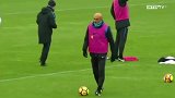 米兰太冷了我也要暖暖身子! 斯帅场内带球暖身 小姿势萌坏了