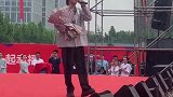 演出现场听王赫野唱《大风吹》，有无声卡的差别还真不小