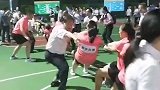 大叔激情施法助力拔河 队友先被自己人吓死了