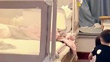 哥哥照顾妹妹时刻，抱她上去后还知道把围栏整理好