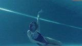 比基尼美女水下演绎绝美舞蹈 令人佩服的是她的肺活量