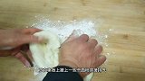 农村妈妈做红枣花朵馒头，一擀一捏，简单漂亮，蓬松宣软真好吃