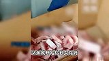 外公门板上抠洞给外孙女存私房钱，女儿：你挺厉害啊