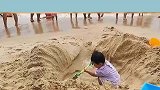 我只是想挖个坑呀，看到海水冲上来，宝宝手足无措的样子真可爱