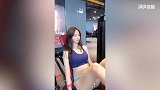 超高颜值的小姐姐生无可恋的健身 这大长腿和白嫩皮肤太惊艳了