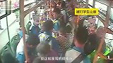大爷公交车上狂揍学生，因让座太慢